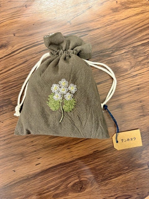 山の糸 / サンカヨウの刺繍巾着 | 八王子登山用品店 オンラインストア